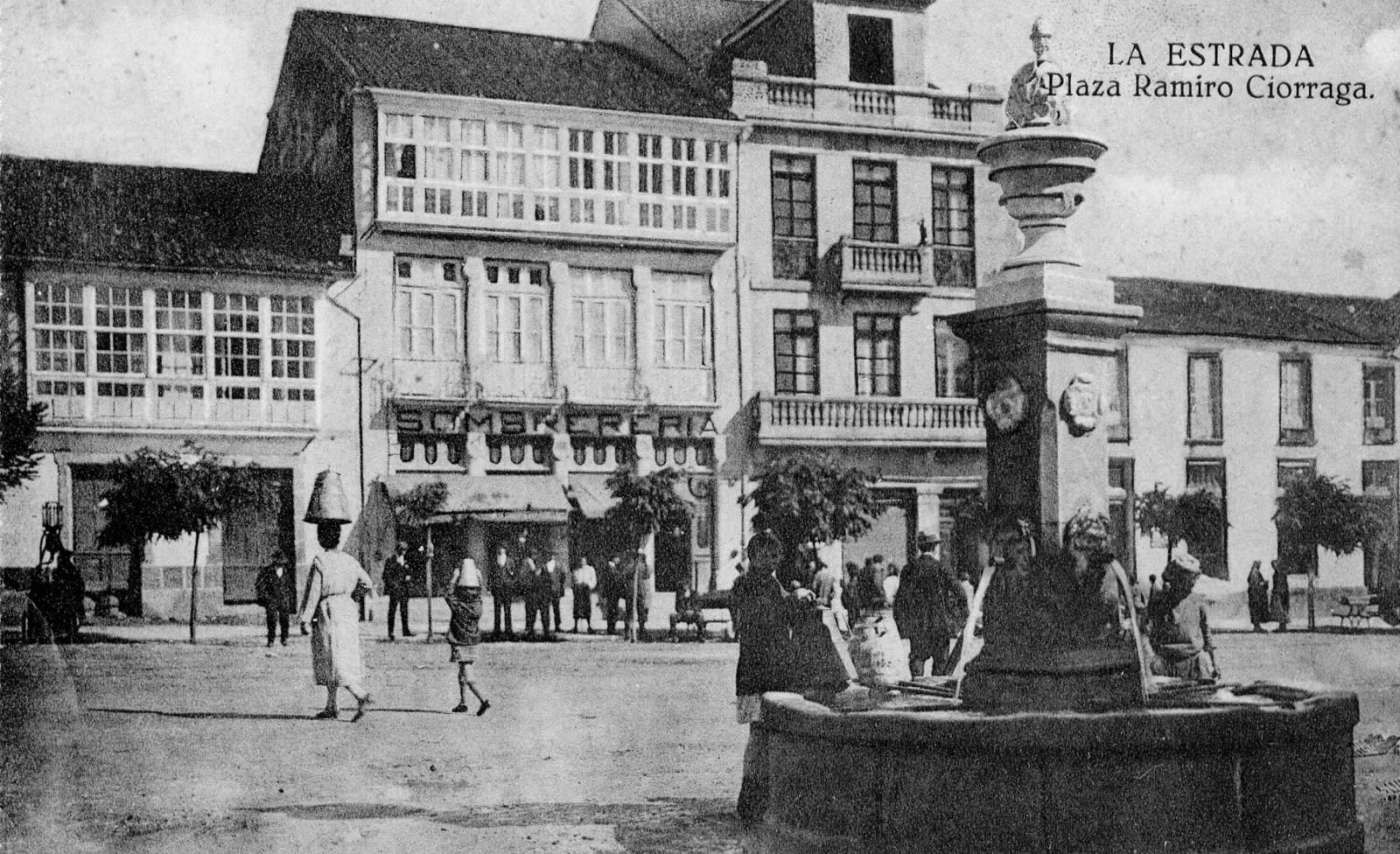 Imaxe antiga da fonte estradense na Praza de Galicia.