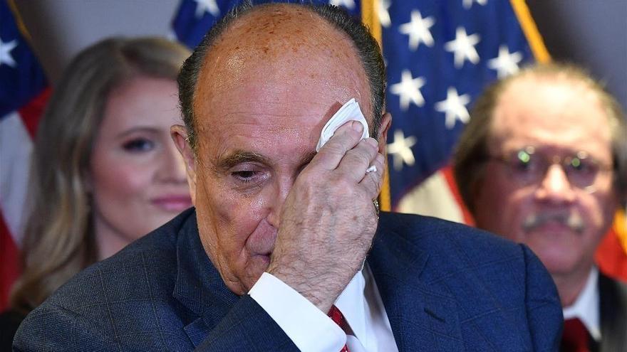 Una empresa de votación demanda por difamación a Rudy Giuliani, el abogado de Trump