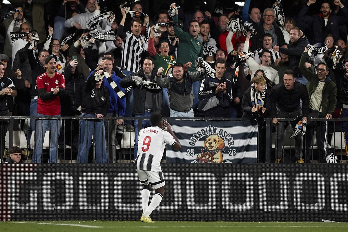 Ousmane Camara celebra, con la grada del SkyFi Castalia, el 1-0 al Deportivo (último partido en casa: 2-0).