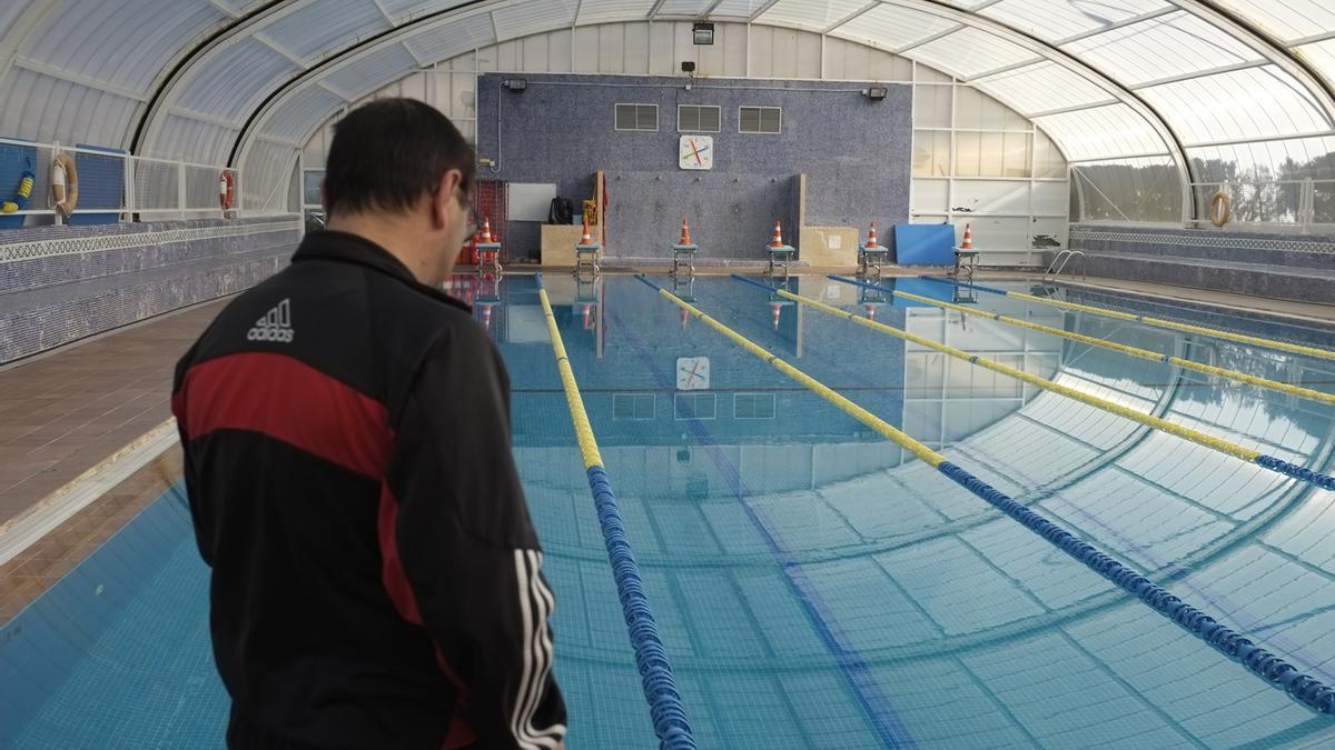 El concejal de Deportes, Fernando Marcos, en la piscina climatizada.