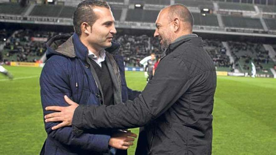 Rubén Baraja, técnico del Elche, y Pepe Gálvez se saludan antes del partido.