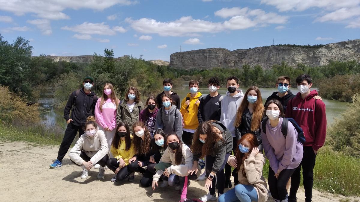 Los estudiantes de Biología del Colegio La Salle Gran Vía, en su visita a los Galachos de Juslibol.