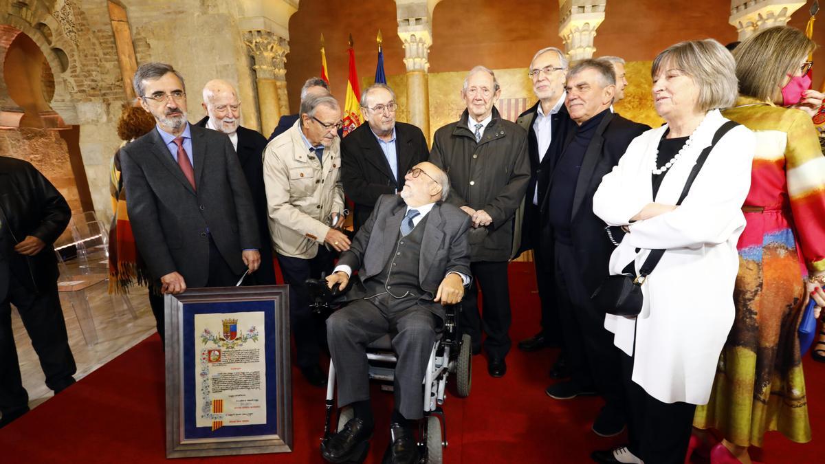 Eloy Fernández Clemente con otros integrantes de &#039;Andalán&#039; y amigos, en el acto institucional de las Cortes por el Día de Aragón.
