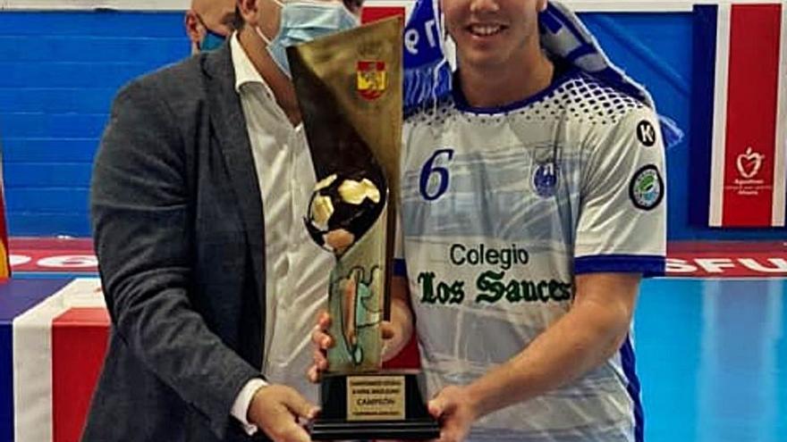 El capitán, Carlos Álvarez,
cogiendo el trofeo.   | // CISNE
