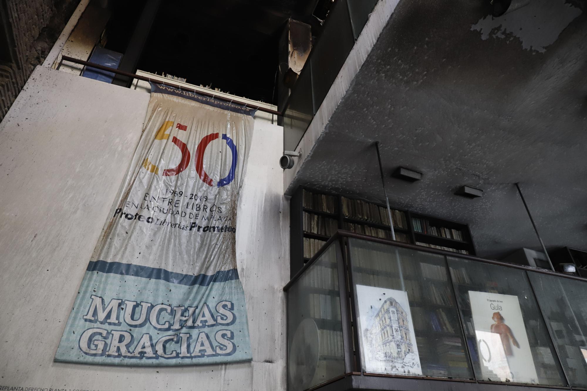 Así ha quedado el interior de la librería Proteo tras el incendio de la noche del jueves