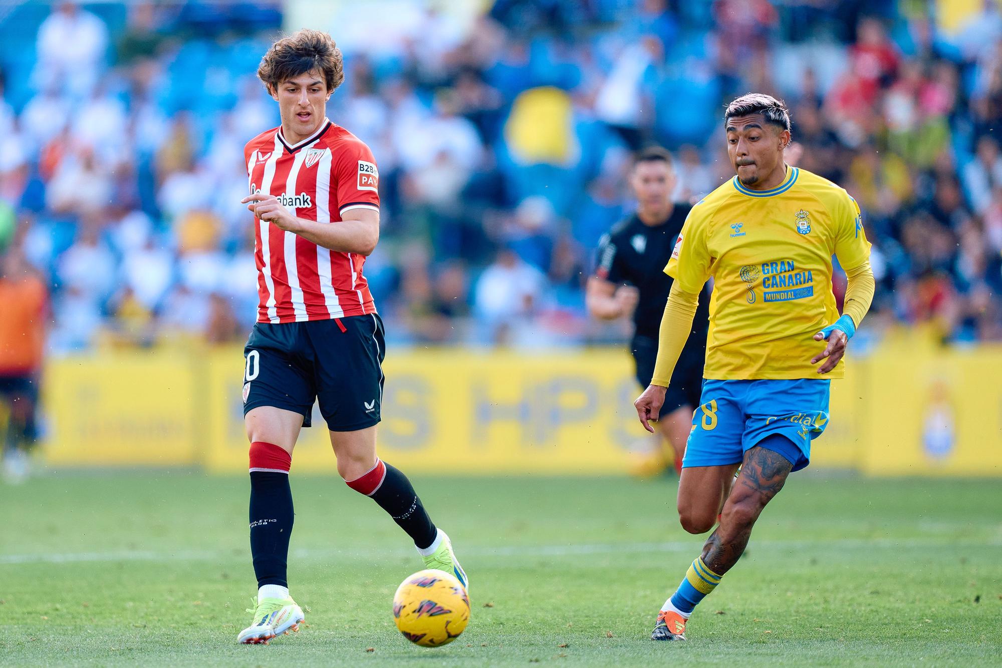 Unai Gomez of Athletic Club competes for the ball with Julian Araujo of UD Las Palmas during the Spanish league, La Liga EA Sports, football match played between UD Las Palmas and Athletic Club at Estadio Gran Canaria on March 10, 2024, in Las Palmas de Gran Canaria, Spain. AFP7 10/03/2024 ONLY FOR USE IN SPAIN / Gabriel Jimenez / AFP7 / Europa Press;2024;SOCCER;Sport;ZSOCCER;ZSPORT;UD Las Palmas v Athletic Club - La Liga EA Sports;