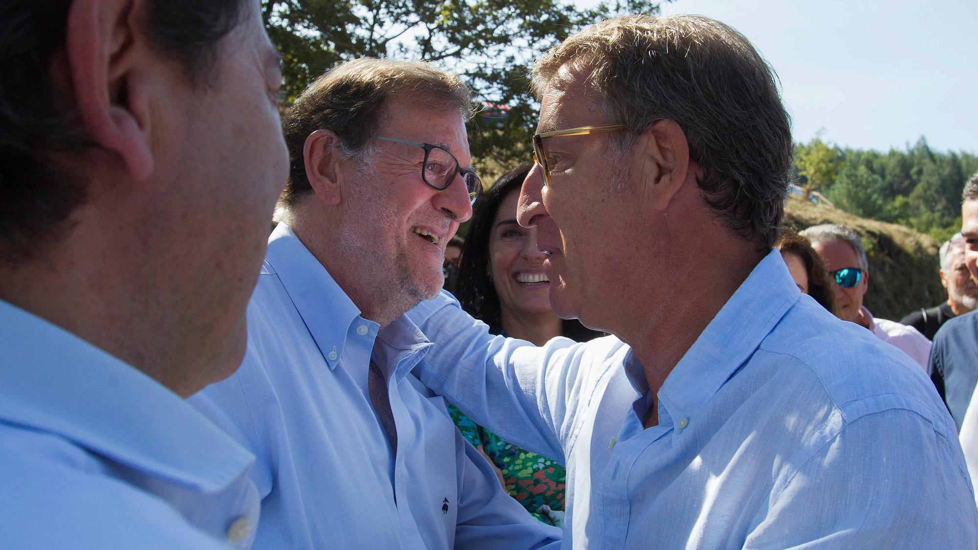 Mariano Rajoy saluda a Alberto Núñez Feijóo en la inauguración del curso político en Galicia.