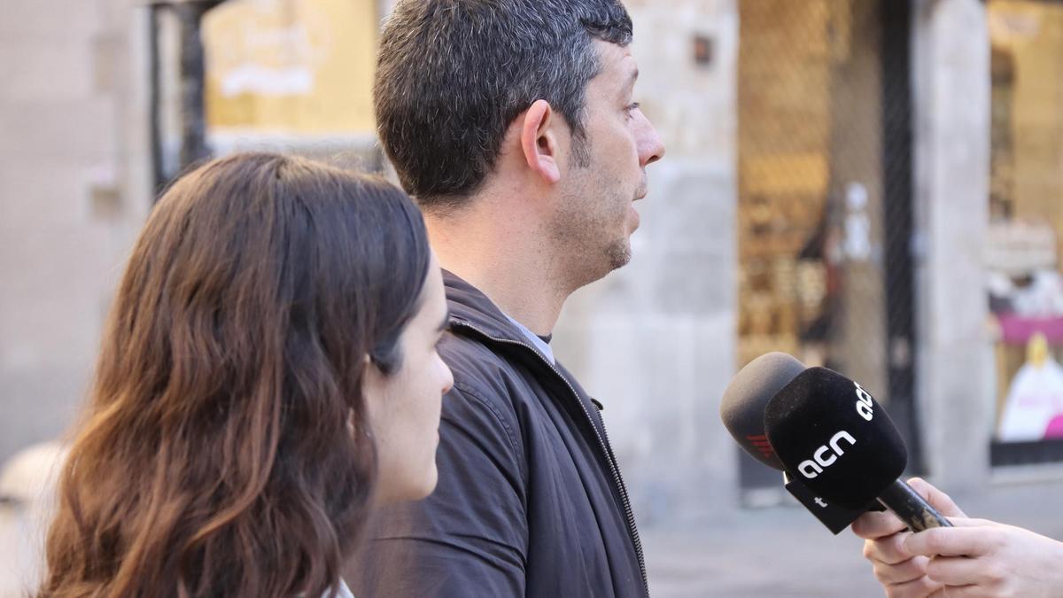 Els diputats de la CUP Mar Ampurdanès i Xavi Pellicer en una atenció als mitjans després de la reunió amb el Govern