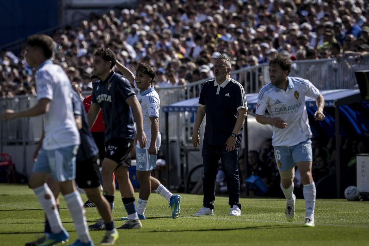 Keidi Bare, a la derecha, junto a David Navarro durante el partido ante el Ceuta.