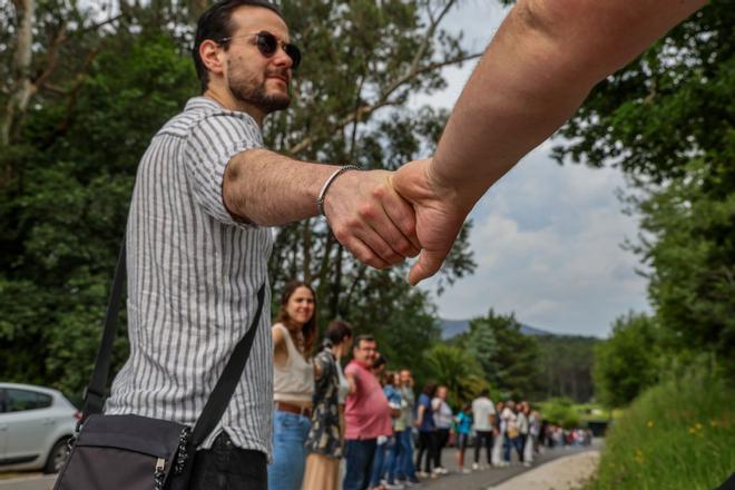 Cadena humana para salvar una escuela en Caldas