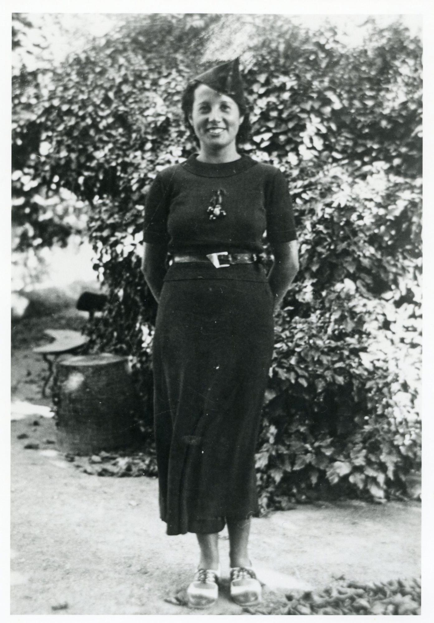 Rosa Laviña amb barret de milicià als jardins de Can Bech.