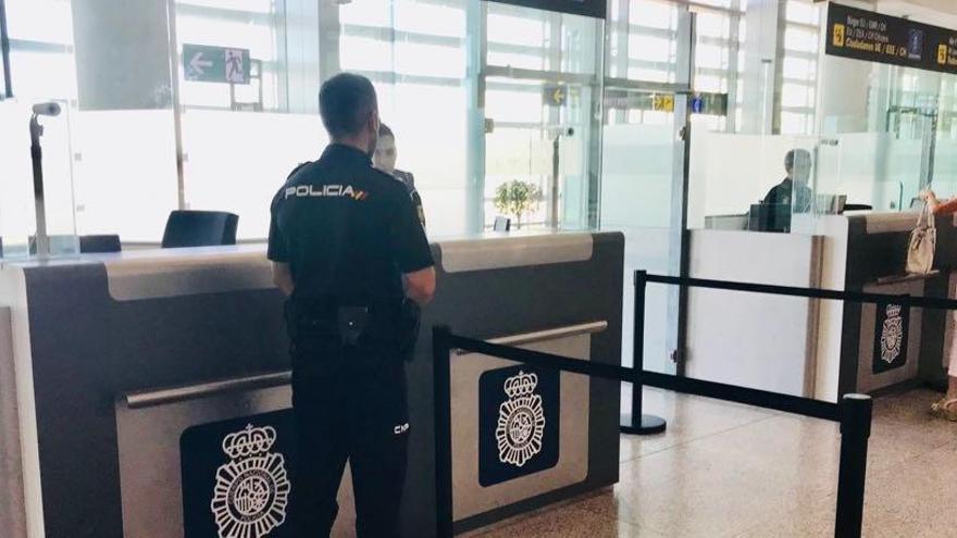 Puesto de control de embarque del aeropuerto de Málaga.