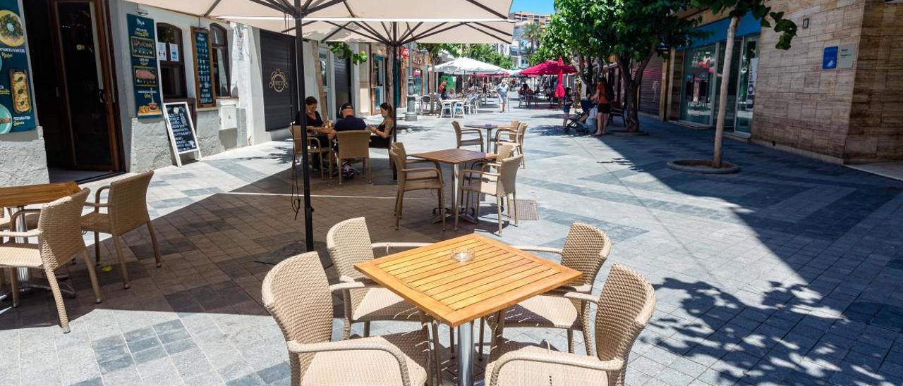 Terrazas en una céntrica calle de Benidorm, tras su reapertura.