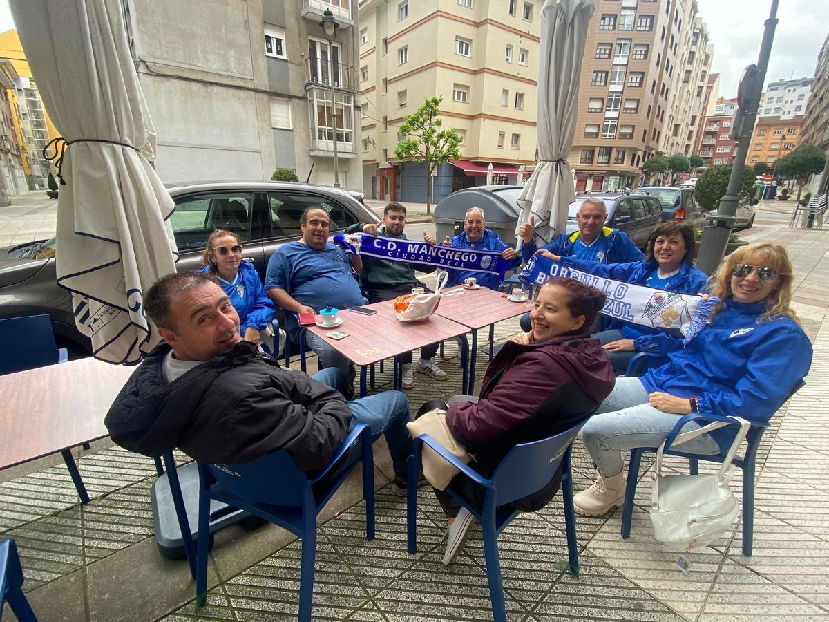 La peña &quot;Orgullo Blanquiazul&quot; del Manchego, en Avilés