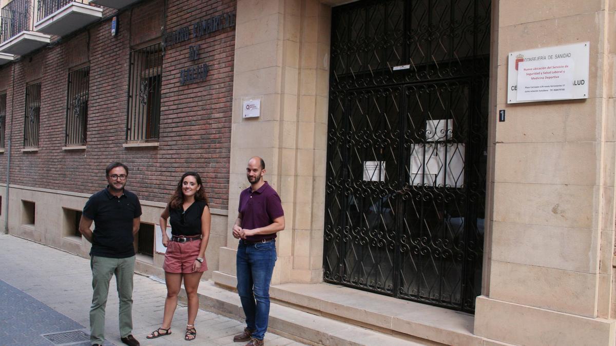 Isidro Abellán, Irene Jódar y José Ángel Ponce, este jueves, a las puertas del antiguo Centro Comarcal de Salud.