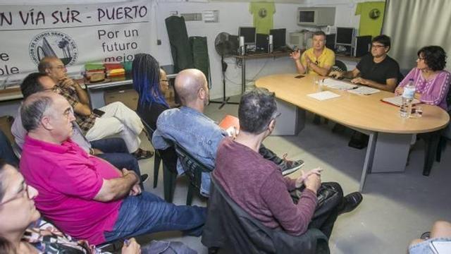 A la reunión celebrada en la sede de la asociación Gran Vía Sur asistieron representantes de diversas entidades, que escucharon los detalles del proyecto que explicó Pavón.