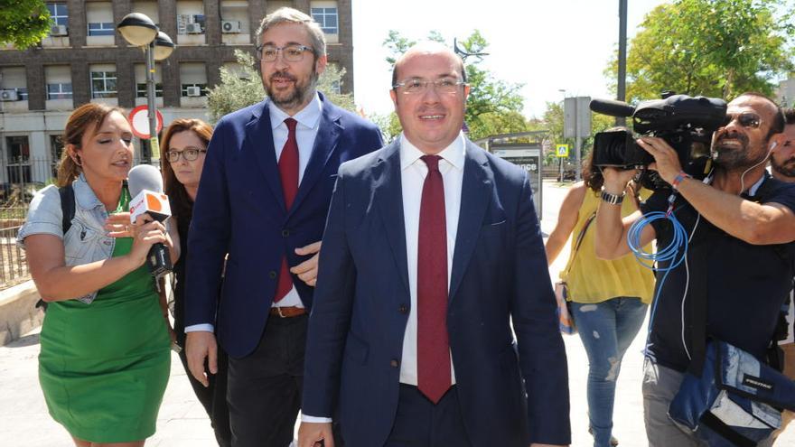 Pedro Antonio Sánchez, acompañado de Víctor Martínez a su salida del juzgado