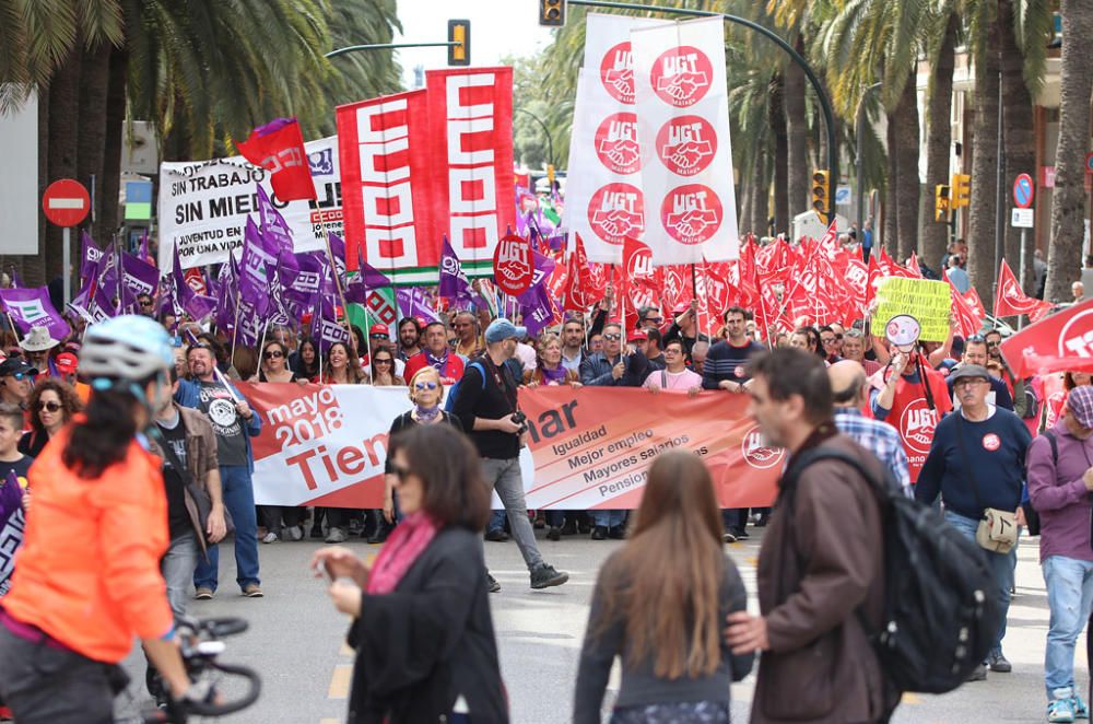 Miles de personas participan en la marcha convocada por los sindicatos para este martes, Día Internacional del Trabajo