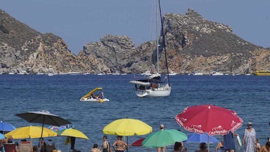 Un surfista rescata una noia arrossegada pel corrent a la platja de l&#039;Estartit