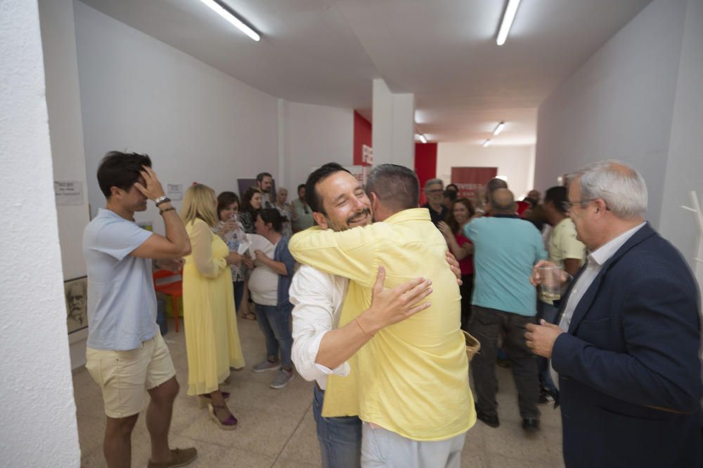 Los socialistas celebran la decisión de la Junta Electoral que les da la victoria en Vila.