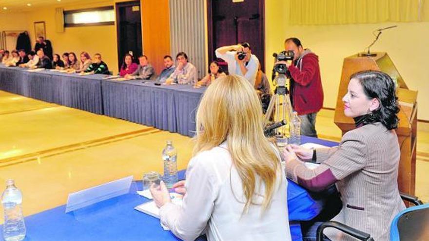 La consejera Menéndez (a la derecha de la foto), y Ana Gil (de espaldas), durante la asamblea de ASACESEMA.