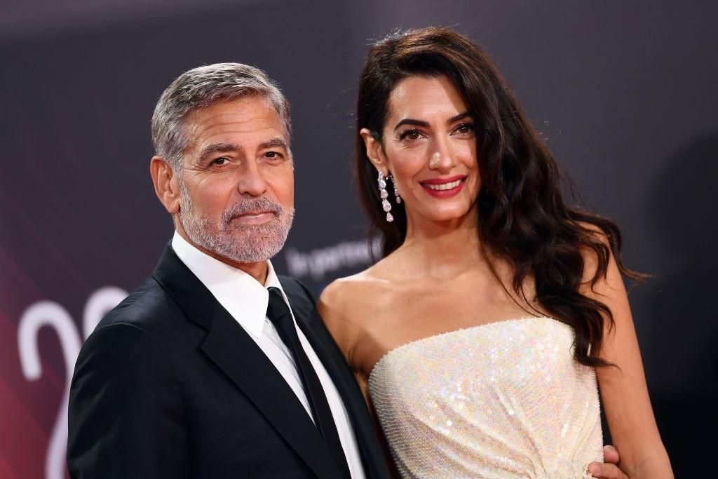 George Clooney y Amal Clooney, en el estreno de 'The Tender Bar'