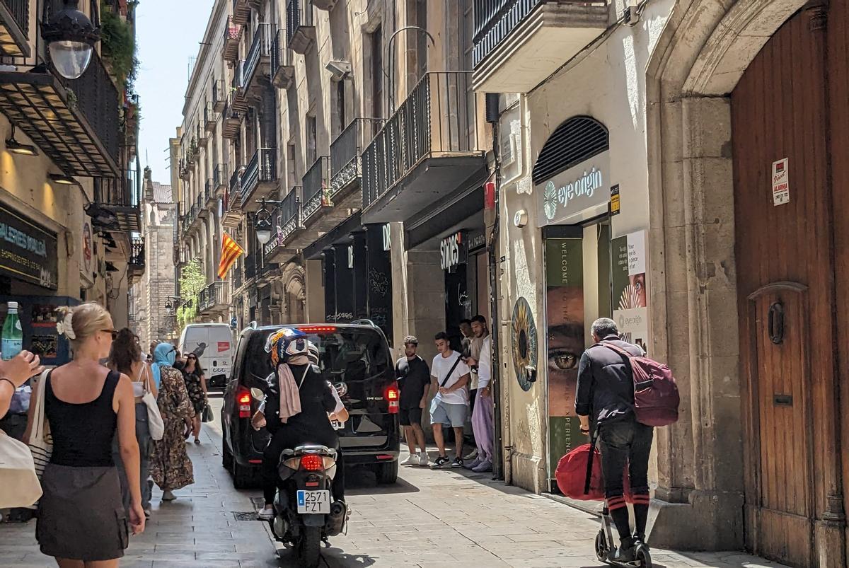 Els nous horaris d’accés de cotxes i motos al Gòtic irriten el comerç