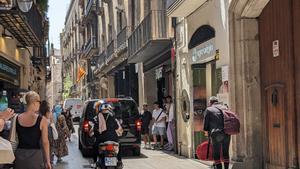 Acceso de vehículos en las horas de apertura de la zona peatonal del Gòtic, este lunes.