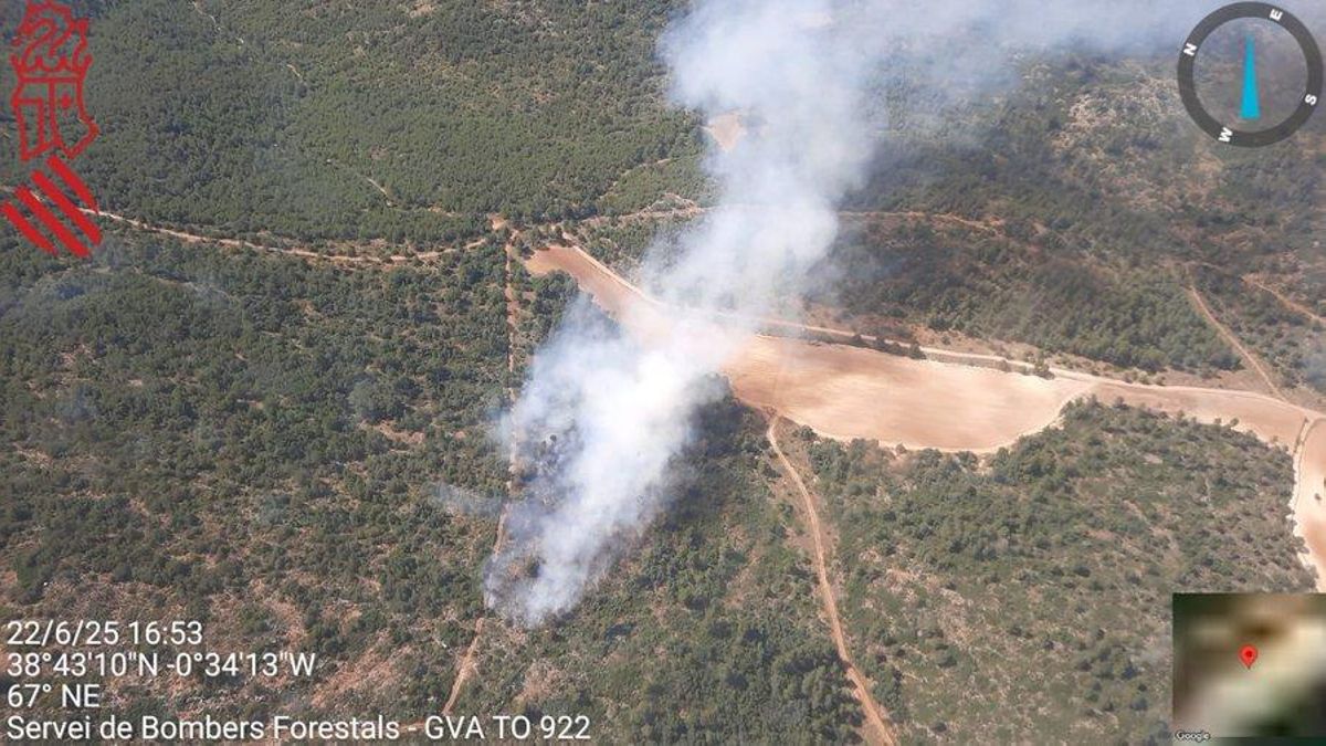 Incendio forestal en Bocairent próximo a la Sierra de Mariola declarado este domingo.