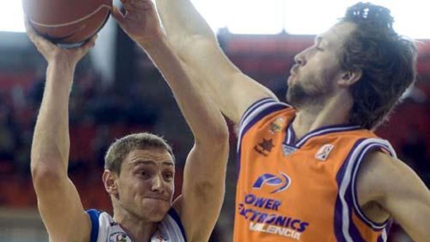 El ala-pívot lituano del Meridiano Alicante, Mindaugas Katelynas (i), trata de vencer la oposición del ala-pívot australiano del Power Electronics Valencia, Matt Nielsen, durante el partido correspondiente a la novena jornada de la Liga ACB que han disputado en el Pabellón de la Fuente de San Luis de Valencia.