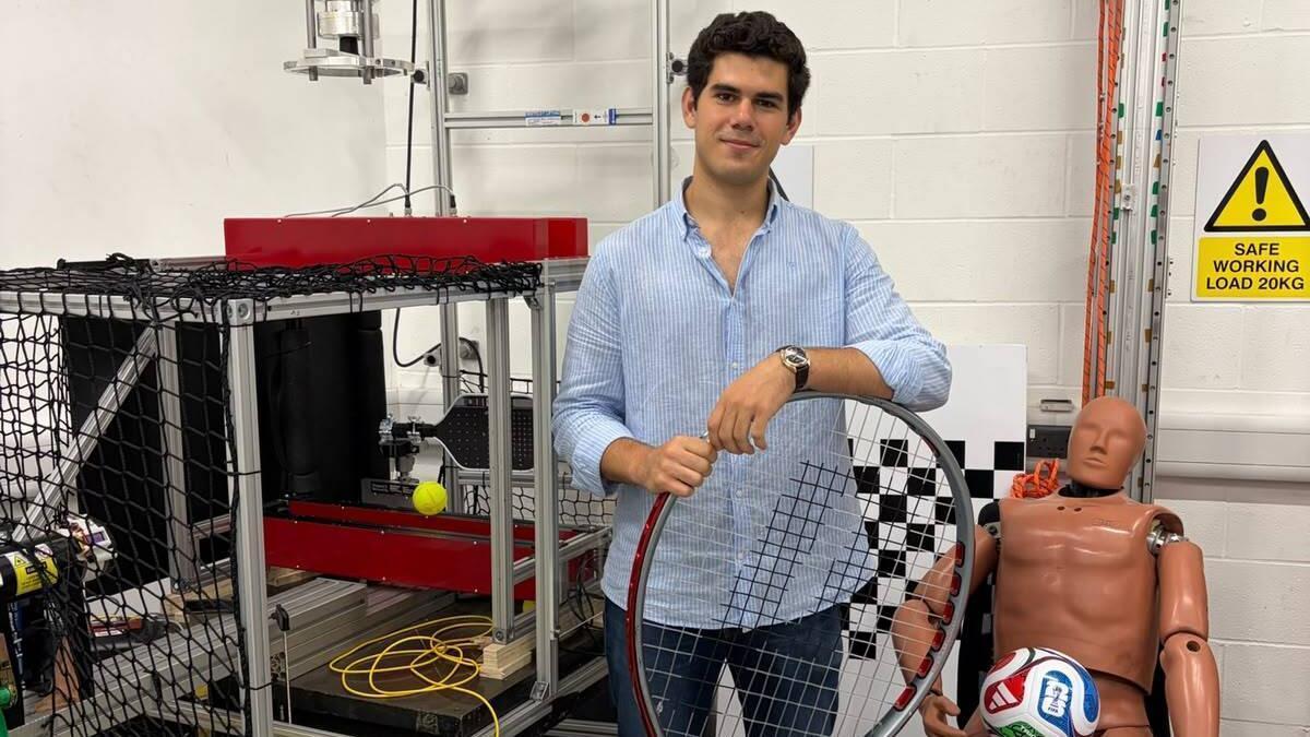 El joven coruñés Eloy Vázquez posa en el laboratorio con elementos con los que se trabaja en el máster de Ingeniería del Deporte.
