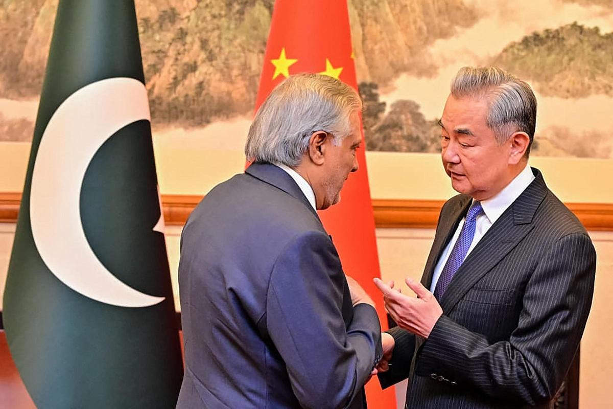 El ministro de Exteriores de China, Wang Yi, a la derecha hablando con su homólogo paquistaní Ishaq Dar en Pekín.