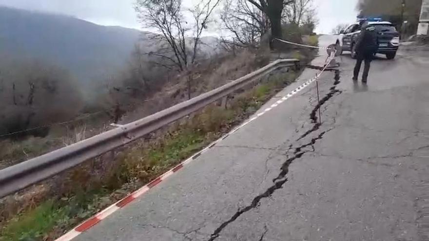 Grietas en la carretera entre las localidades de El Torno y Rebollar.