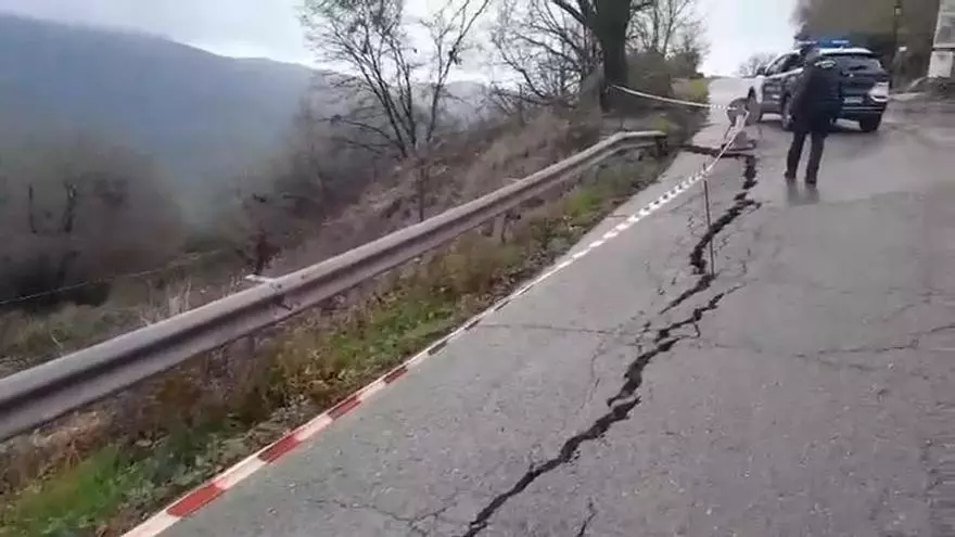 Video | Grietas en la carretera entre las localidades de El Torno y Rebollar
