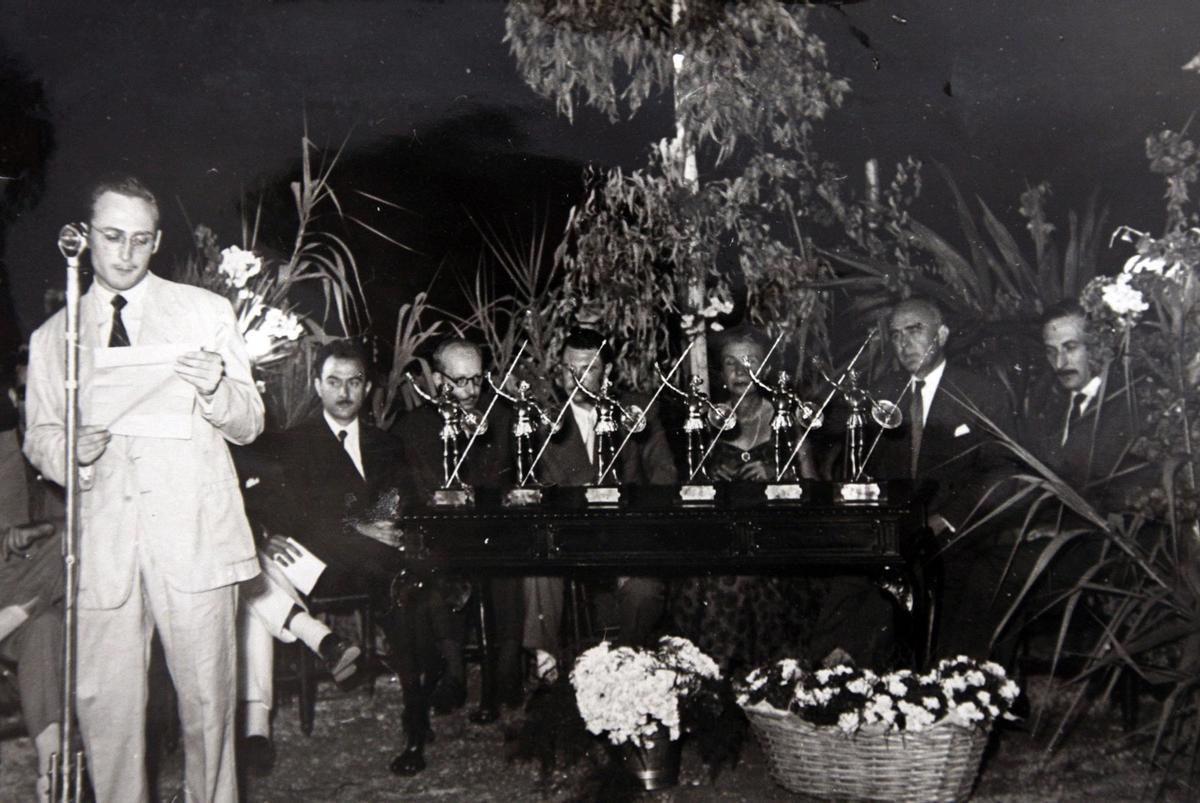 Guillermo Jiménez Smerdou da a conocer los premiados del I Festival Español Cinematográfico de Málaga en 1953.