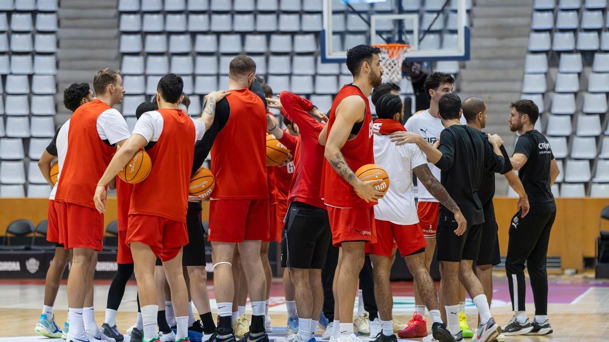 Els jugadors del Bàsquet Girona fan pinya en un entrenament a Fontajau.
