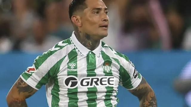 Chimy Ávila, con el uniforme de su último equipo, el Real Betis. | EFE