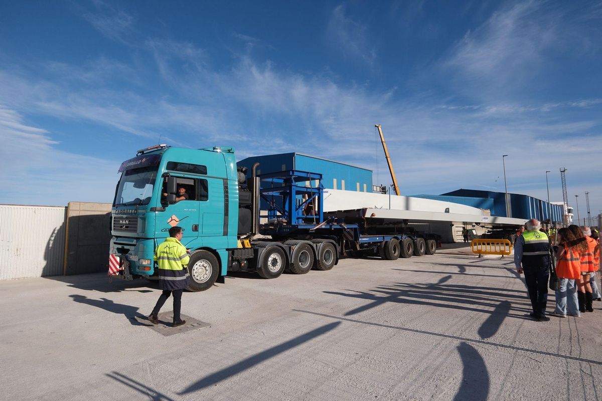Arrival at the Port of Santa Cruz de Tenerife this Thursday afternoon of the first module of the large Padre Anchieta pedestrian walkway.