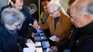 El barcelonismo desborda las carpas en una mañana de pasión electoral: "¡Hay más mesas en el fondo!"