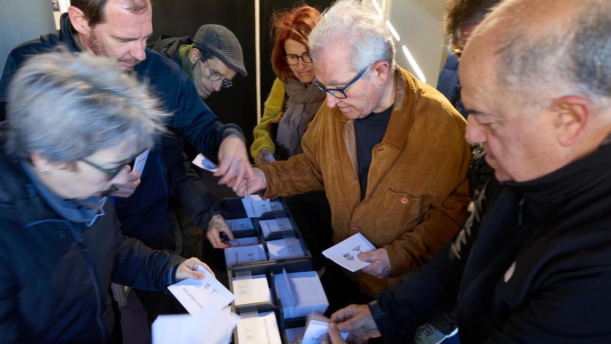 Joan Laporta acompaña al ex presidente de la Generalitat, Jordi Pujol, a la votación con gritos de "president, president"