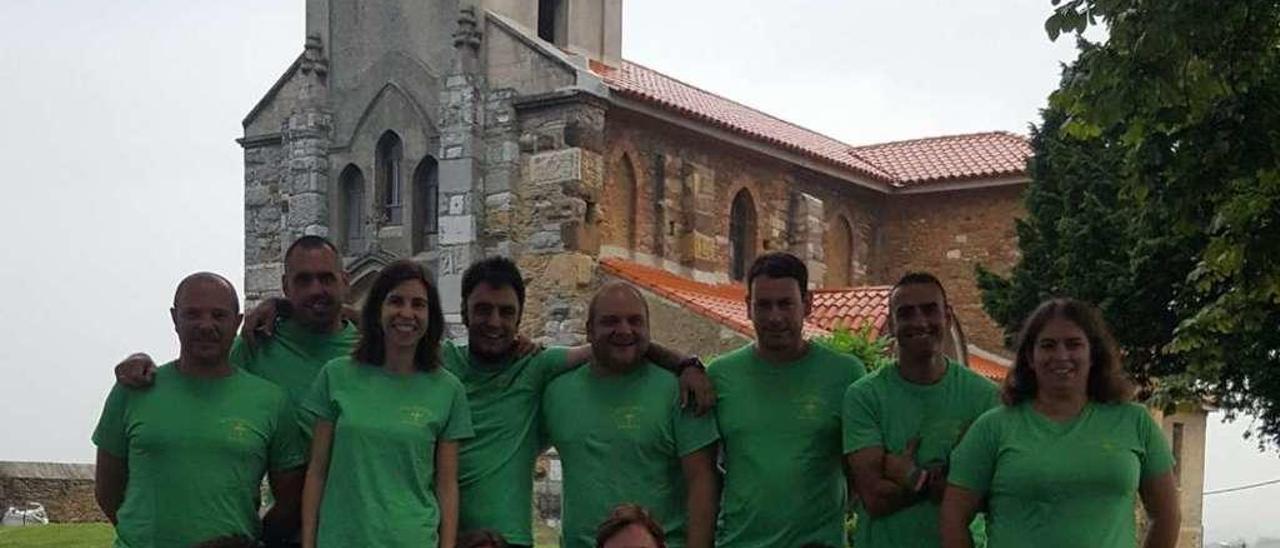 La comisión de festejos, con la iglesia de Santa Marina al fondo.