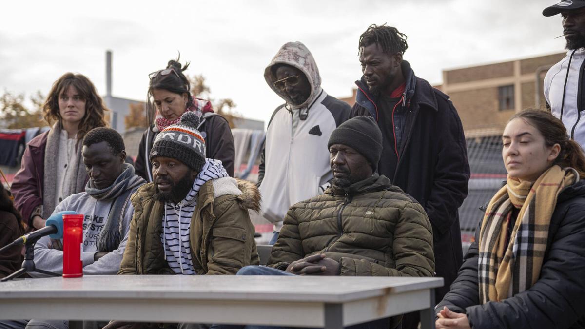 Homenaje dentro del antiguo instituto B9 a las seis víctimas del incendio de la nave del Gorg de Badalona, en el quinto aniversario de la tragedia.