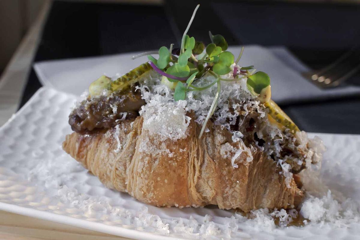 Cruasán relleno de rabo de toro