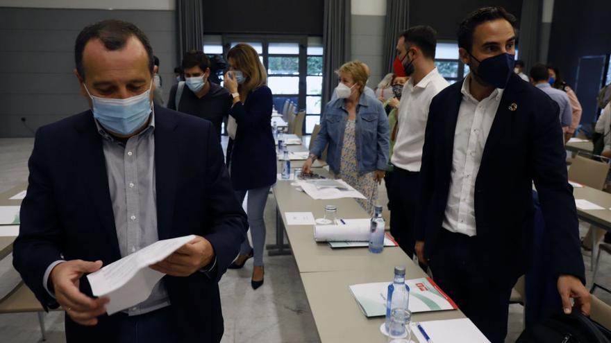 El secretario general del PSOE de Málaga, José Luis Ruiz Espejo, y el portavoz en el Ayuntamiento de la capital, Daniel Pérez, quien suena con fuerza para relevarlo.