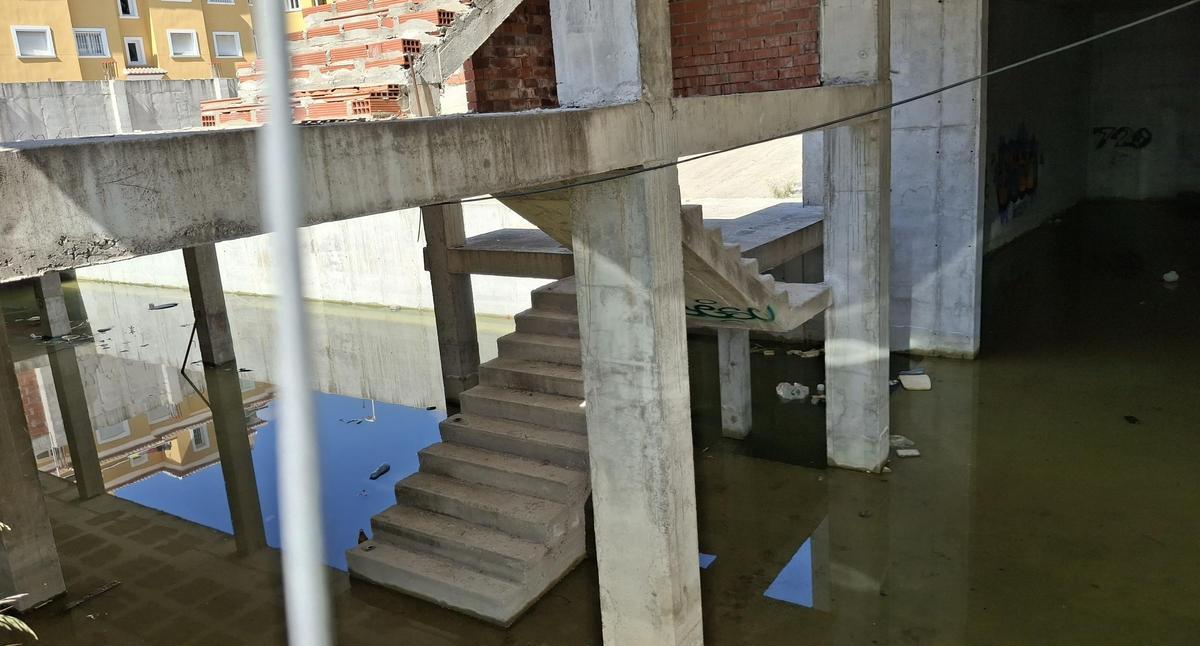Los cimientos siguen inundados por las lluvias de hace tres semanas.