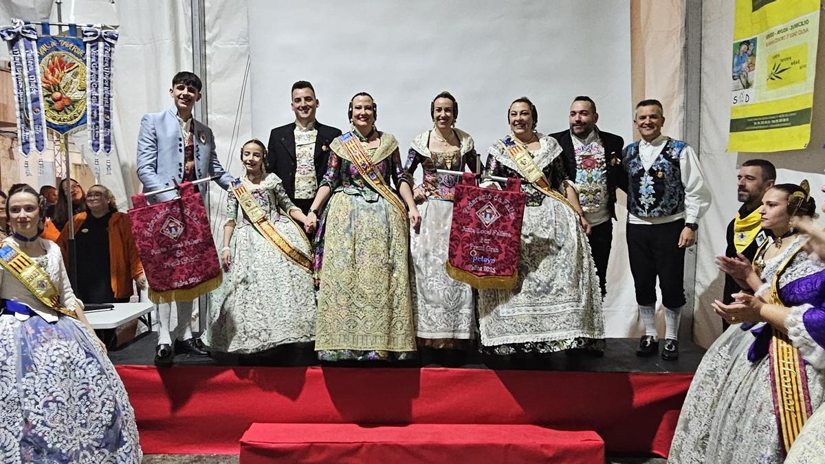 La entrega del banderín del primer premio a la Falla Cambro.