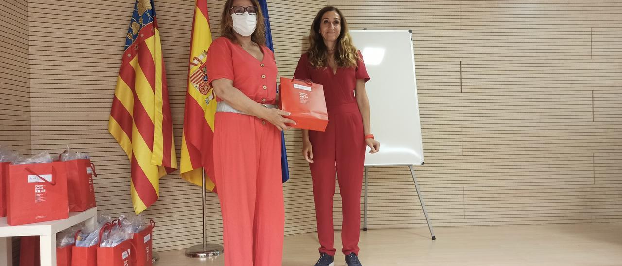 Susana Cazorla (izquierda), concejala de Salud, recibe las banderas sin humo de la mano de Isaura Navarro (derecha), Secretaria Autonómica de Salud Pública.