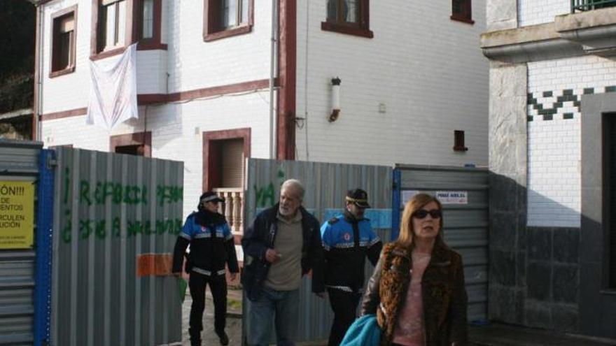 El matrimonio Vázquez Prendes, en el momento en el que la Policía le hizo abandonar la casa, ayer, en Candás.