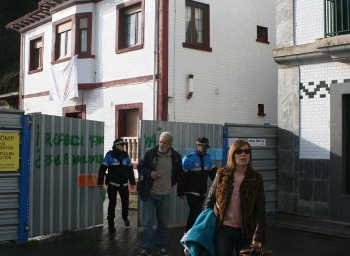 El matrimonio Vázquez Prendes, en el momento en el que la Policía le hizo abandonar la casa, ayer, en Candás.