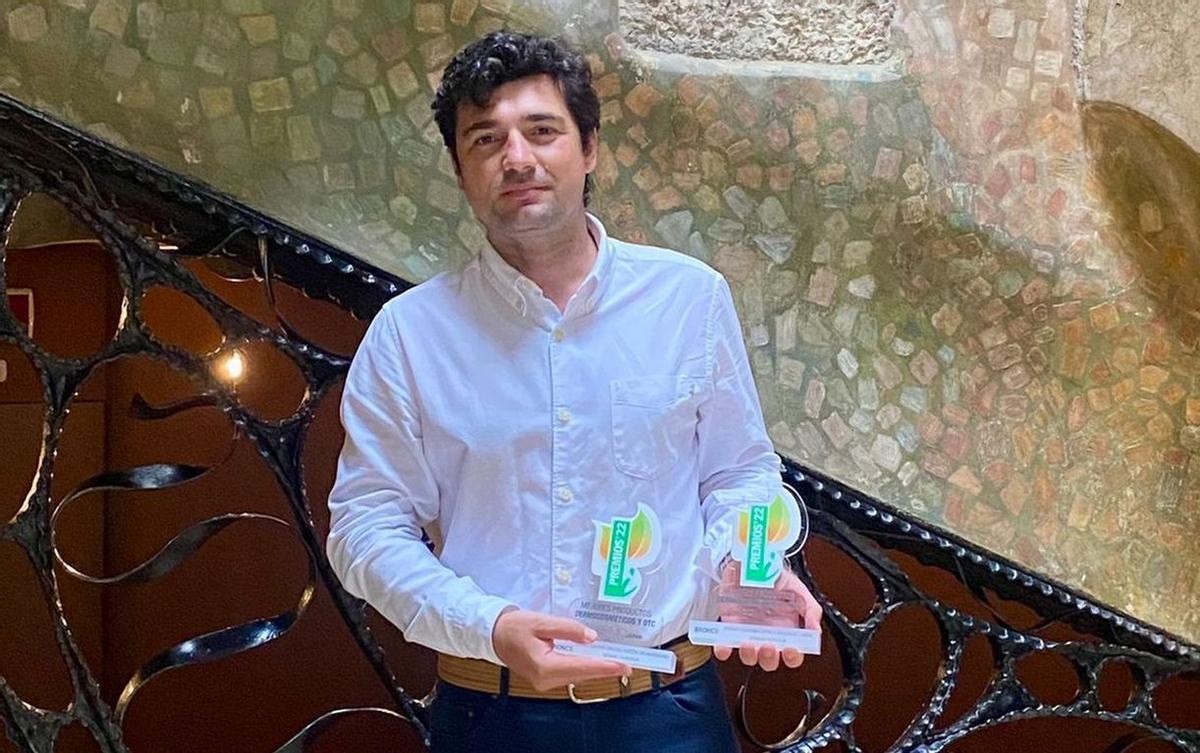 Vicente Calduch, con los dos premios recibidos esta semana en Barcelona.